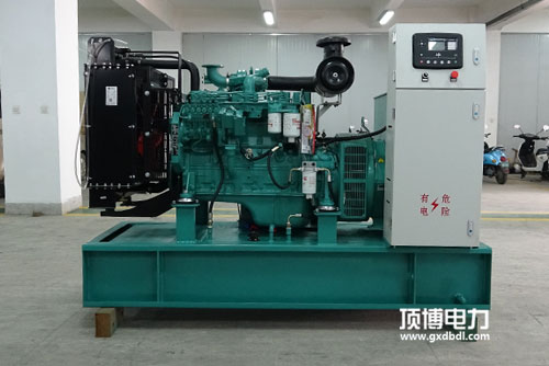 一臺750kW柴油發(fā)電機組工作小于100h，起動排氣管有大量白煙